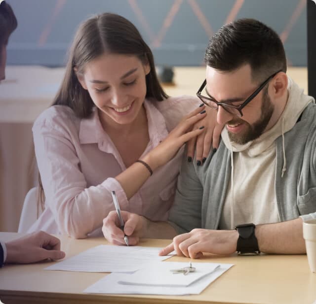 Zdjęcie przedstawia parę podpisująca umowę najmu